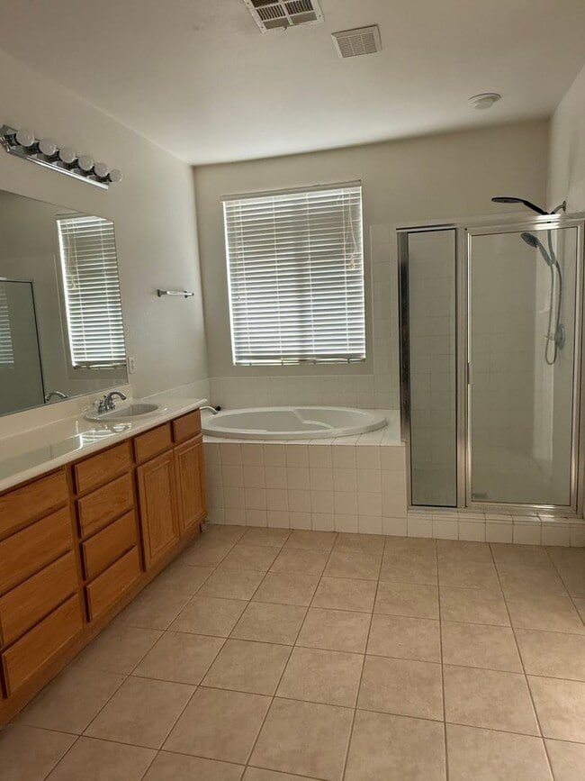 Building Photo - Beautiful three Bedroom, 2 Bath Home