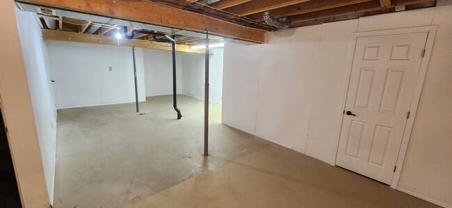 Building Photo - MOVE IN SPECIAL 1/2 OFF FIRST FULL MONTHS RENT.  ALL PROSPECTIVE TENANTS MUST SUBMIT A $58 NON-RE...