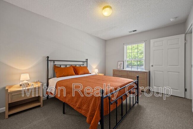 Building Photo - 74 Fantasy Ln