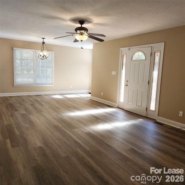 Building Photo - 208 Chuckwood Rd