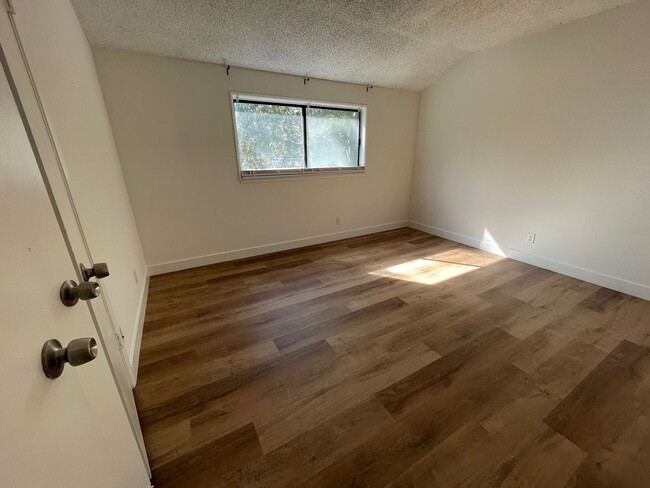 Building Photo - 5 bedroom Pet Friendly remodeled home in P...