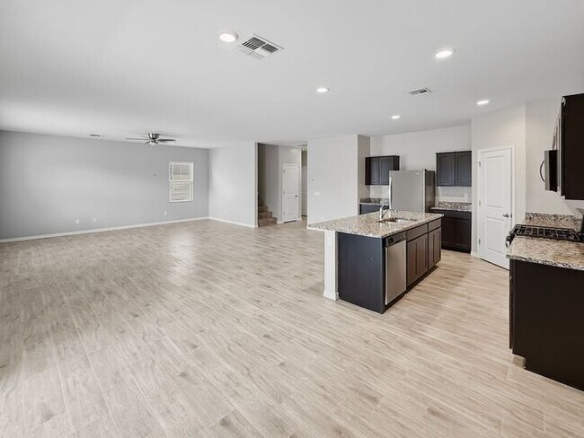 Building Photo - Home in Litchfield Park at Canyon Views! 5bd 4.5ba