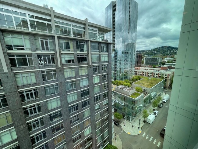 Building Photo - Incredible 1Bd/1Ba Fully Furnished Condo in the Pearl!!!! Corner Unit with Spectacular Views & Ga...