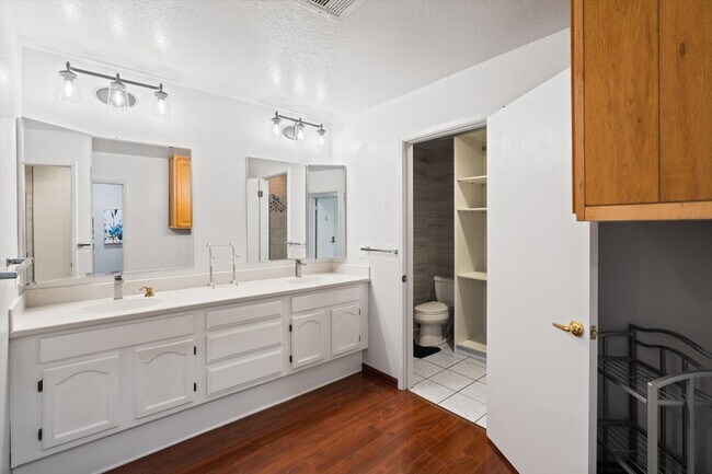 Building Photo - Manhatton