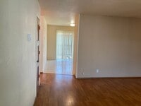 Building Photo - (WLO 13) Cozy 2 Bedroom, 1 Bath Just a Sto...