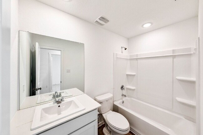 Building Photo - 1 MONTH FREE RENT WITH 18 - 24 MONTH LEASE!!! AVAILABLE THROUGH APRIL ONLY! INTERNET INCLUDED!