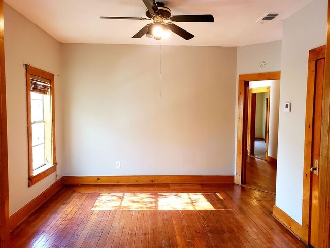 Building Photo - 2 Bedroom, 1 Bath Apartment in Munger Plac...