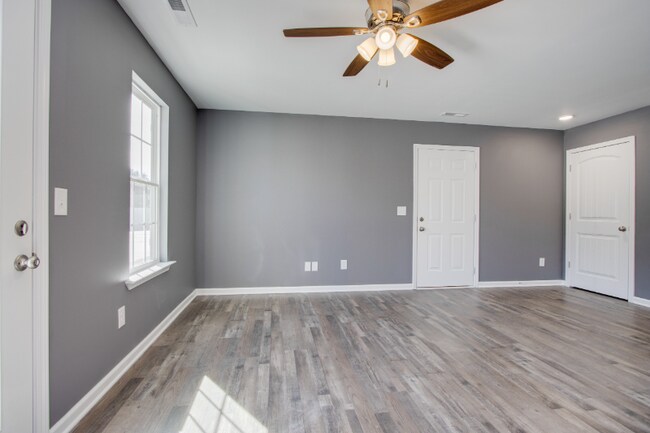 Building Photo - 138 Main St N