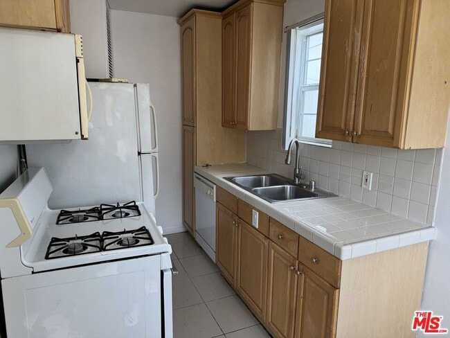 Building Photo - 428 S Doheny Dr