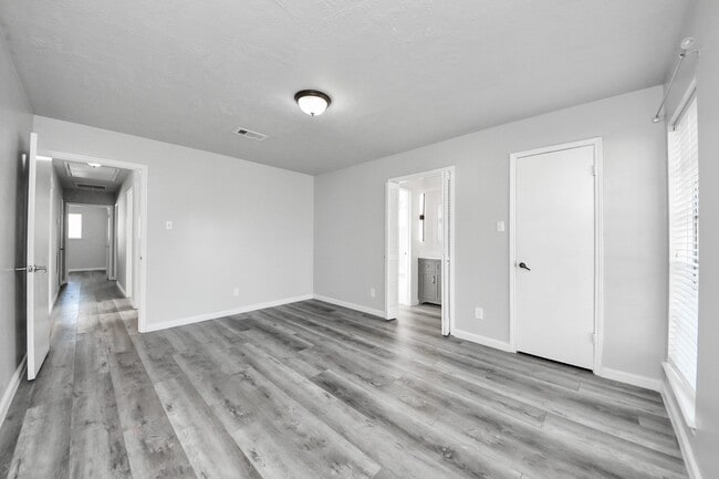 Building Photo - 8011 La Roche Ln