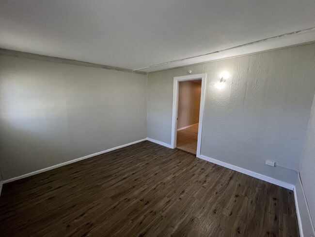 Building Photo - 3 bedroom/1 bathroom close to I10 and I35