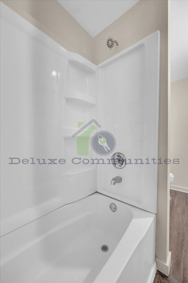 Building Photo - Spacious 4 Bedroom- Whole Home!