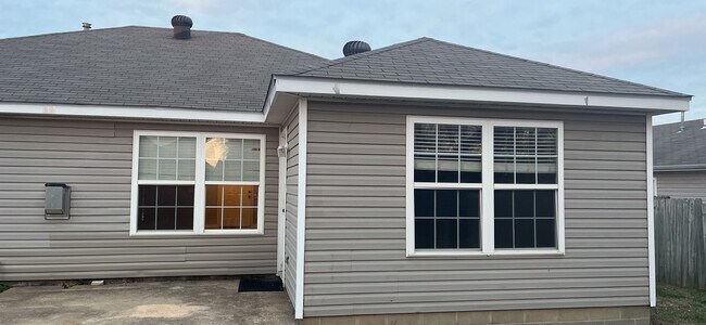 Building Photo - Great Location in Bentonville!