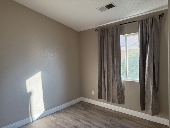 Building Photo - Great Area, 3 Bedroom, 2 Bath with major kitchen appliances.