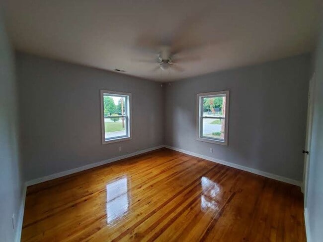 Building Photo - 3 Bedroom 1 Bathroom House