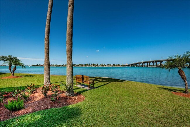 Building Photo - 5901 Bahia Del Mar Cir N