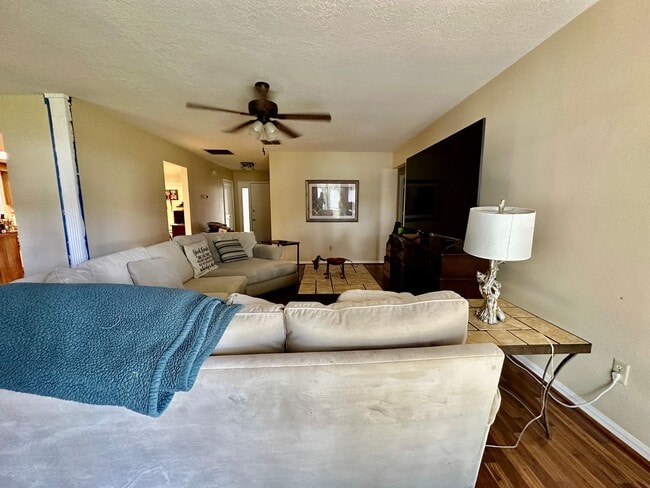Building Photo - Perfect 3 bed 2 bath with huge fenced back...