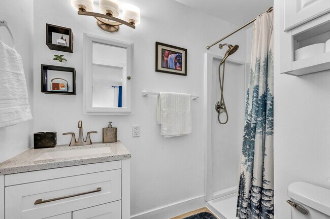 Building Photo - 405 Gregory Way