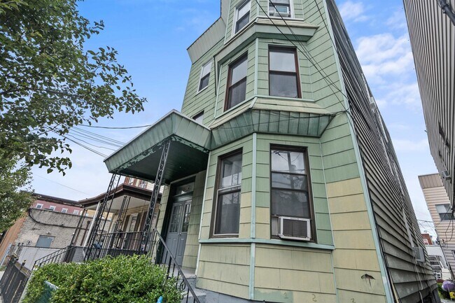 Building Photo - 414 41st St