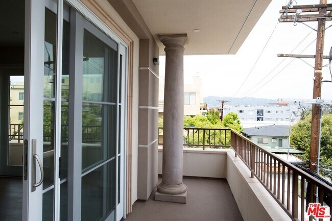Building Photo - 1500 S Beverly Dr