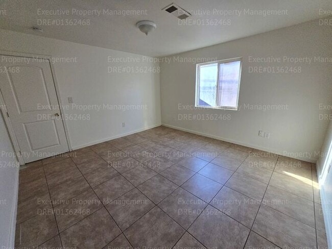 Building Photo - 3 bedroom/ 2 bathroom home