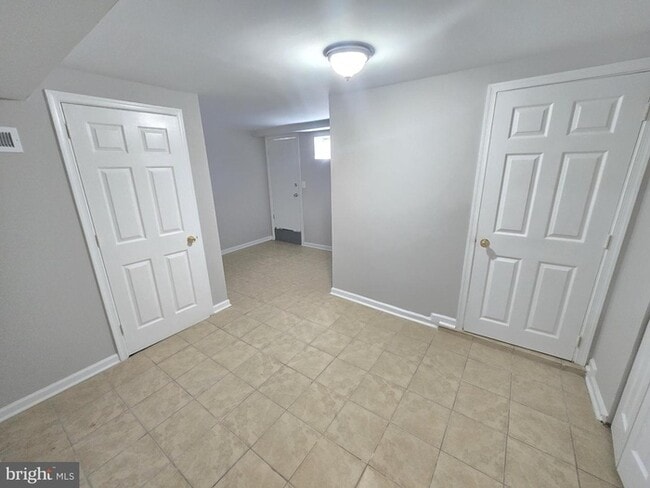 Building Photo - 3 Bedroom 2 Bathroom Townhome