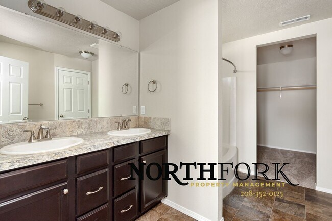 Building Photo - Great Nampa Rental with 3 car garage