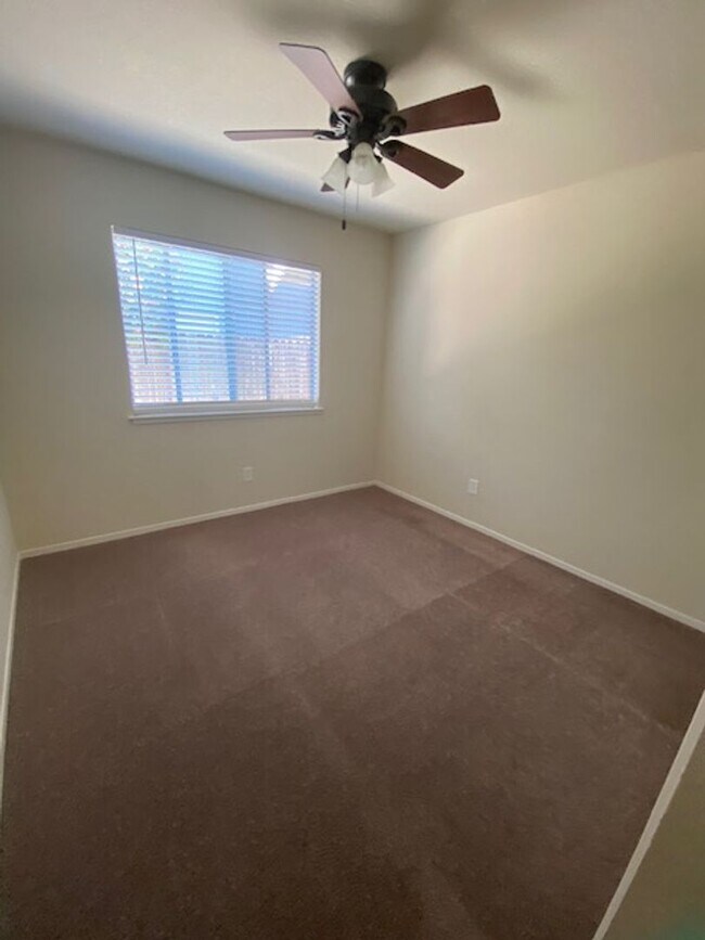 Building Photo - MOVE IN READY! Great looking home on a court location with low maintenance landscaping.
