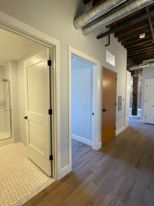 Building Photo - One Bedroom in Downtown Utica!