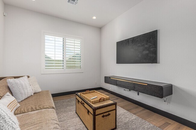 Building Photo - Luxury at Vistal