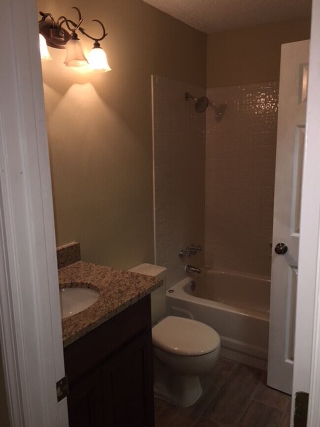 Building Photo - 2/2 Beutiful Condo at Hidden Springs -  Do...