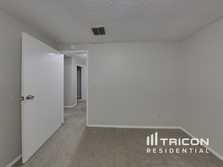 Building Photo - 8338 Knotts Landing Dr E