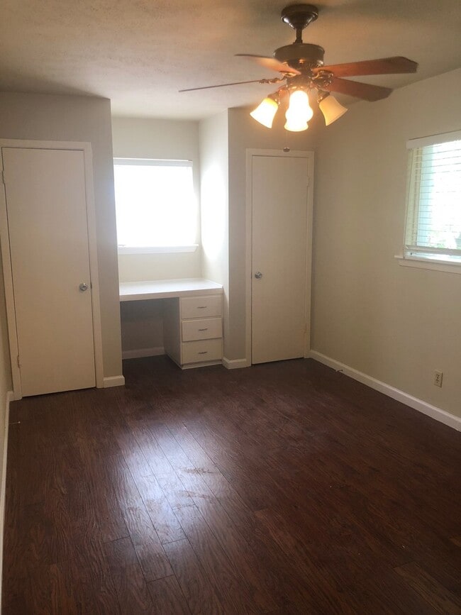 Building Photo - August Prelease : Hyde Park 2 bed/1 bath Condo, New Paint and Updated Bathroom!