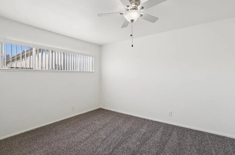 Building Photo - 511 E Sahara Ave