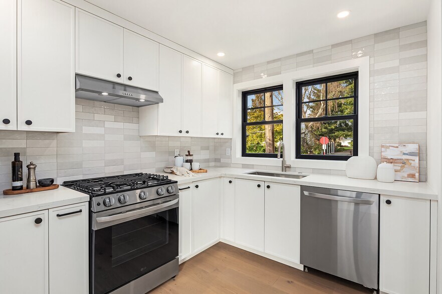 Building Photo - 4651 NE 70th St