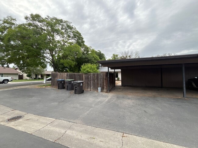 Building Photo - CHARMING 3 BEDROOM 2 BATHROOM SINGLE-STORY IN STOCKTON!