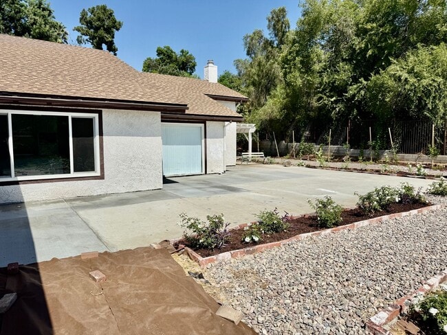 Building Photo - Large Single Story Home w/Loft