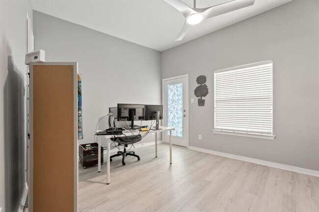 Building Photo - 709 N Bayshore Dr