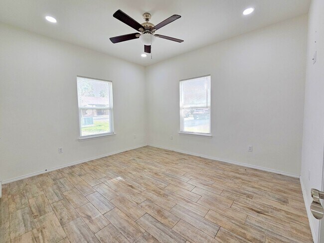 Building Photo - 1809 Atrium Pl Dr