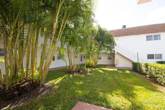 Building Photo - 10290 N Military Trl