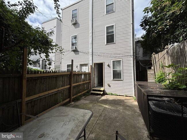 Building Photo - 1711 N Gratz St