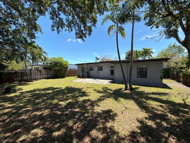 Building Photo - 1325 NW 11th Ct