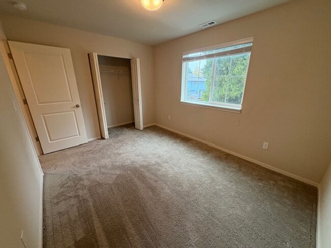 Building Photo - Beautiful 4-bedroom 2.5 bath home