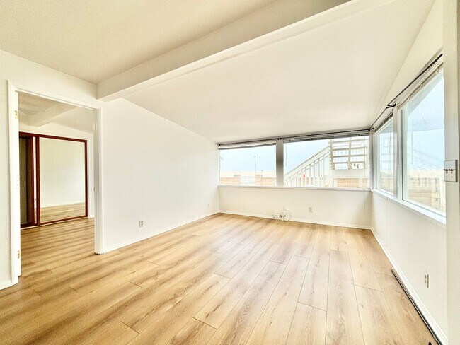 Building Photo - 4027-4029 Ocean Dr