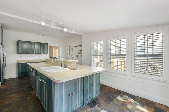 Building Photo - 5 Blocks from Armature Works!  Gorgeous 2 ...