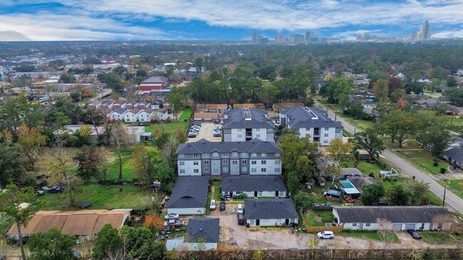 Building Photo - 1736 Crestdale Dr