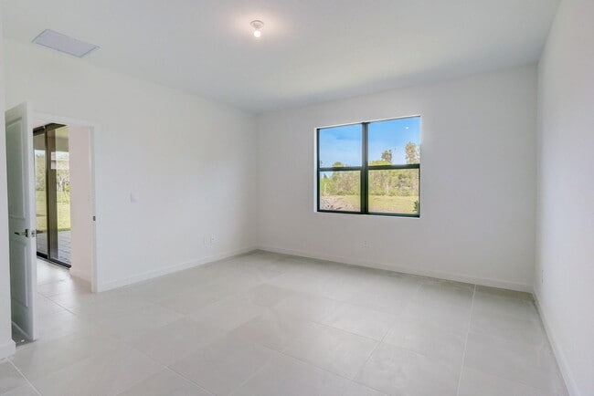 Building Photo - 5946 SE Sky Blue Cir