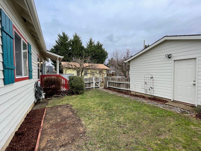 Building Photo - Charming and Updated 1913's Home! Woodstoc...
