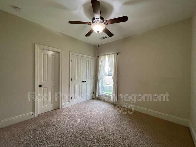 Building Photo - 10950 Hillpark Ave