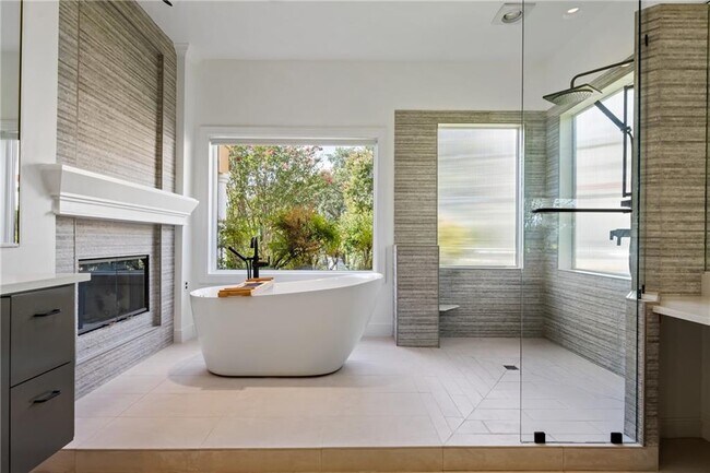 Building Photo - 16018 Fontaine Ave